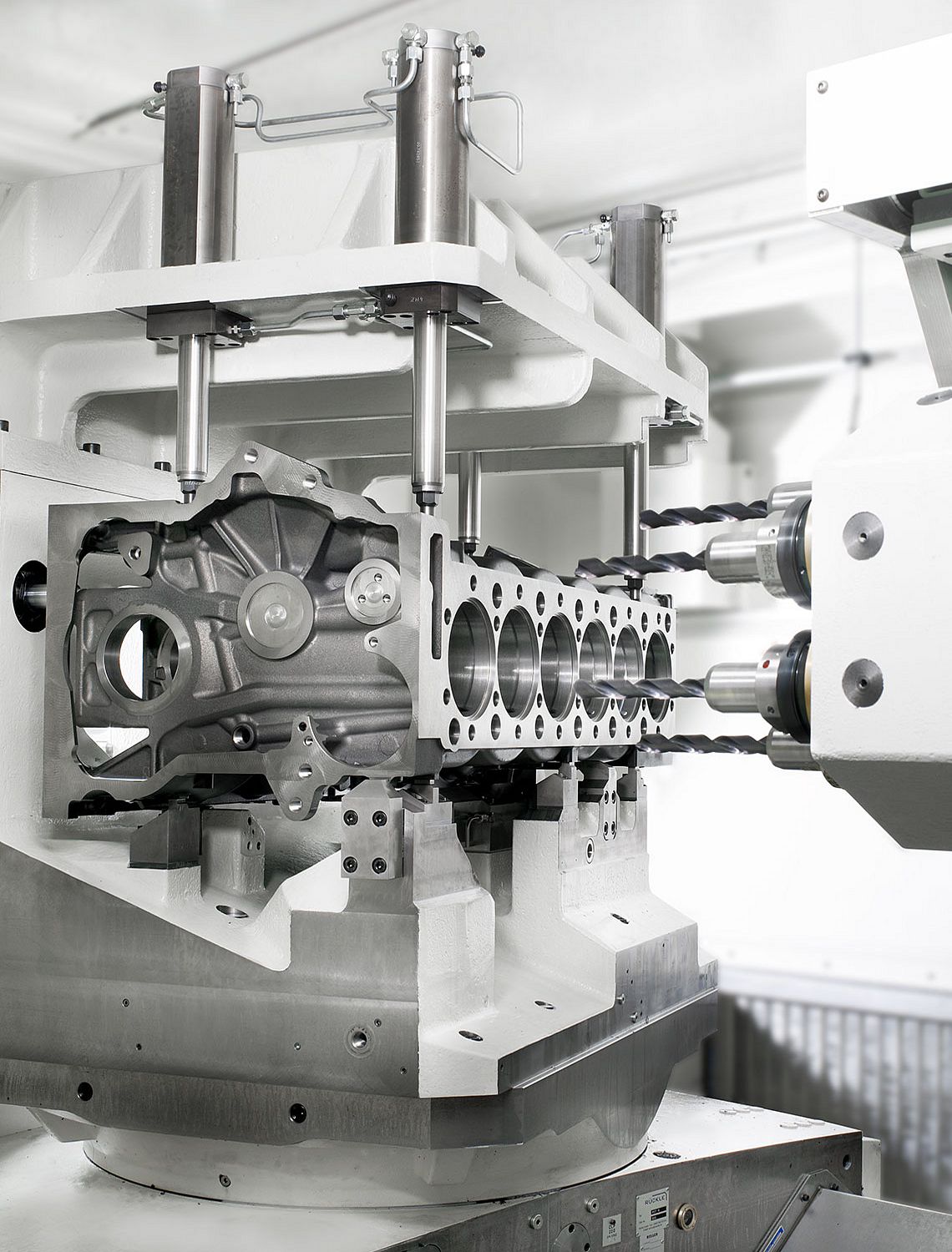 HELLER MPC 10000: Das spezielle Maschinenkonzept garantiert Stabilität bei maximaler Präzision 4-axis machining centres MPC 10000